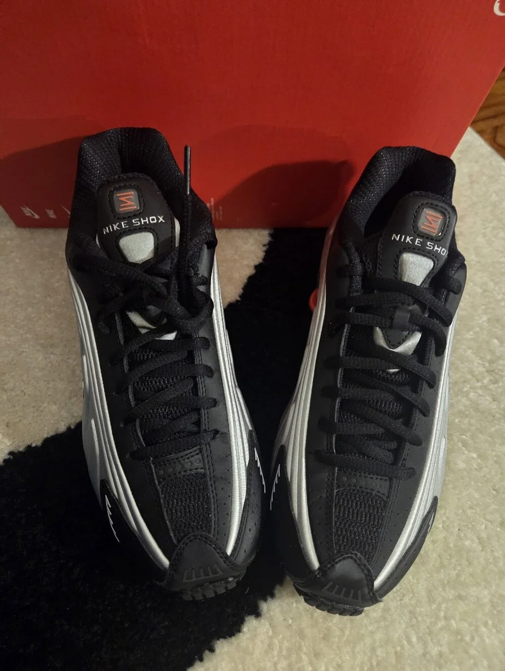 NIKE SHOX R4 SZ 7.5W
